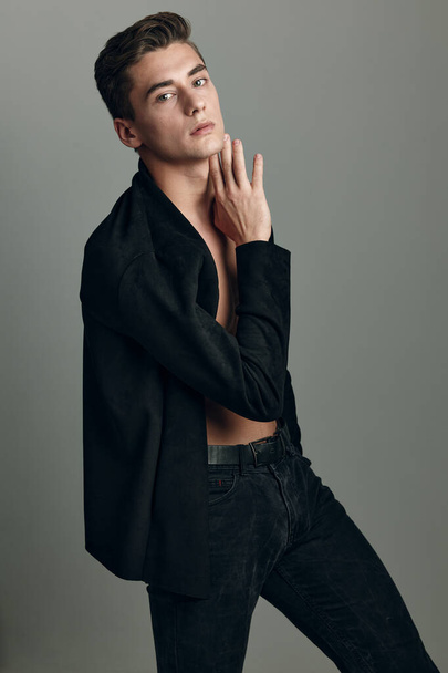 Jóképű férfi divatos frizura fekete kabát vonzó típusú charm modell - Fotó, kép