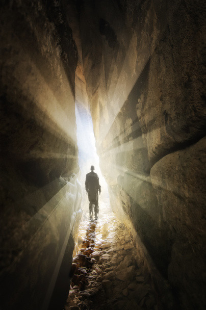 bir mağaradan yürüyen adam - Fotoğraf, Görsel