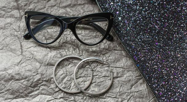 Eleganti occhiali e vestiti alla moda anni '80. Stile casual nella vita di tutti i giorni - Foto, immagini