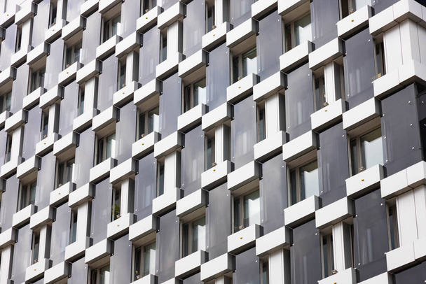 Détails d'architecture de bâtiment, conception de façade. Bâtiment moderne Noir et gris. - Photo, image