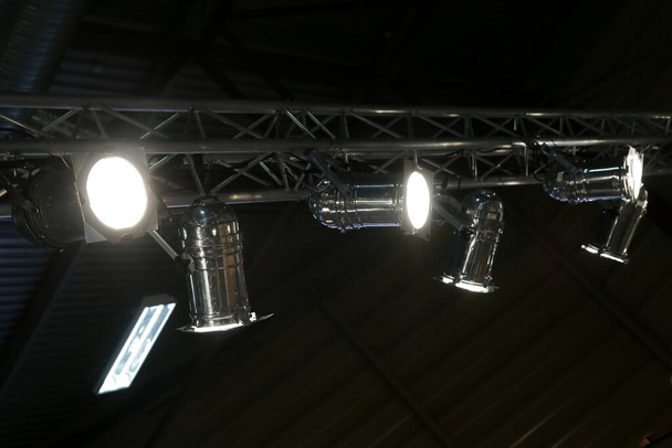 Освітлювальне обладнання на сцені театру під час виступу
 - Фото, зображення