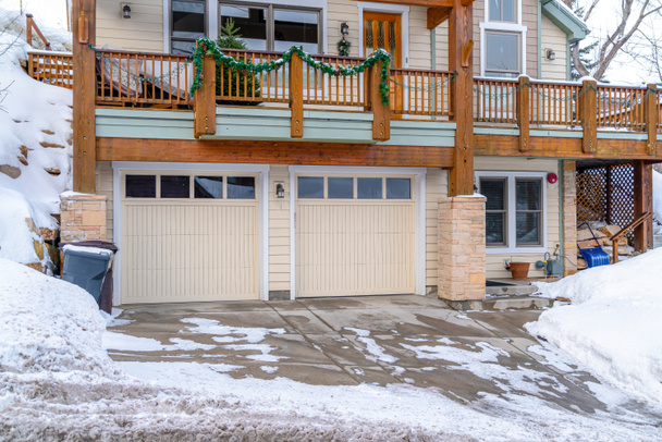 Casa no bairro nevado de Utah com garagem de dois carros e varanda na fachada - Foto, Imagem