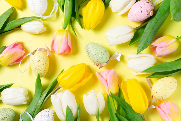 Velikonoční scéna s barevnými vejci - Fotografie, Obrázek