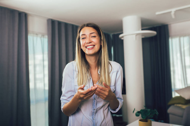 Head shot portrait smart confident smiling millennial woman standing at home. - Foto, Bild