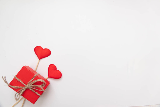 Valentinstag rotes Herz und Schachtel. Urlaub valentine Karte mit Kopierplatz. - Foto, Bild