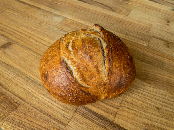 Pane integrale di grano duro su una superficie di legno - Foto, immagini