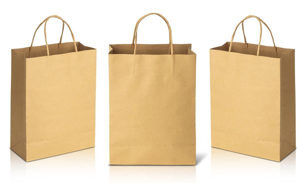 Újrahasznosított barna papír bevásárló táskák elszigetelt fehér háttér nyírás útvonal. - Fotó, kép