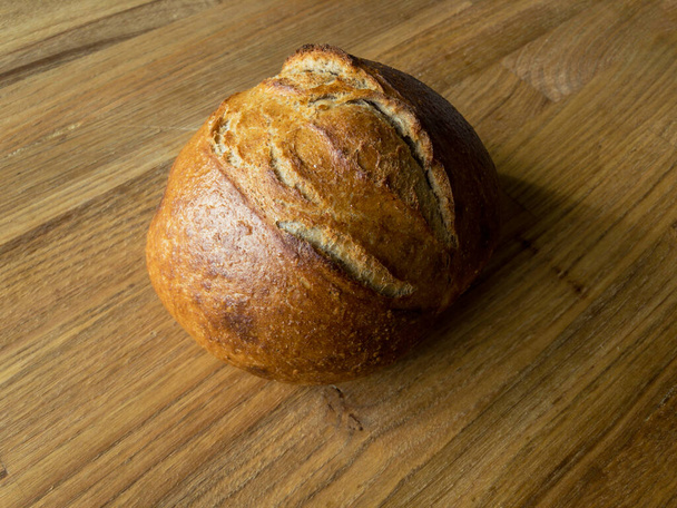 Celý pšeničný chléb na dřevěném povrchu - Fotografie, Obrázek