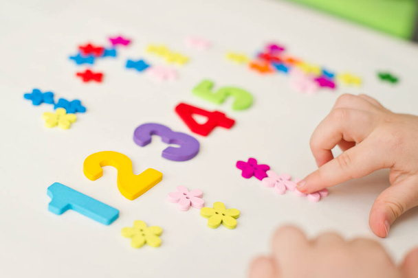complete a task, put a correct quantity of flowers to each number. early education for 20-36 month babies. Learning to count. Idea for two - three year kids. - Φωτογραφία, εικόνα