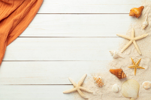 Летний фон с пляжными принадлежностями - полотенце на белом деревянном столе вид сверху с копировальным местом. - Фото, изображение