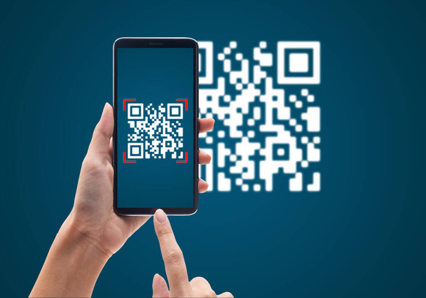 Ruční použití mobilní smartphone scan Qr kód na modrém pozadí. Bezhotovostní technologie a koncepce digitálních peněz. - Fotografie, Obrázek