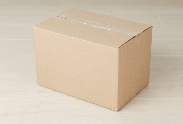 Modello di scatola di cartone di carta bianca sul pavimento, Modello di imballaggio. - Foto, immagini