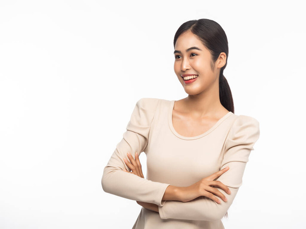 白地に孤立した笑顔の若いアジアのビジネス女性の肖像. - 写真・画像