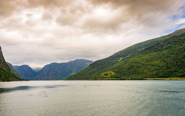 Vue panoramique du fjord et des rochers. - Photo, image