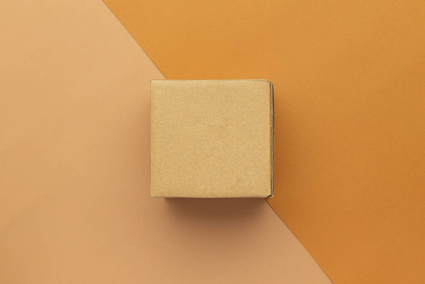 Scatole di cartone modello mockup su sfondo mezzo beige e marrone. - Foto, immagini