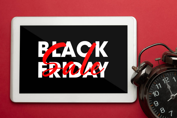 Tablet computer with black friday graphic campaign on screen. - Fotoğraf, Görsel