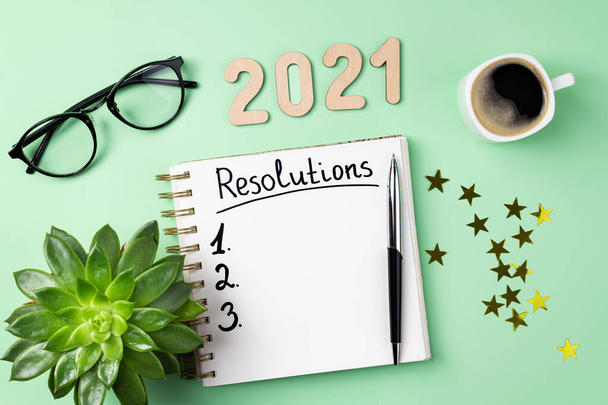 Anno nuovo 2021 obiettivi sulla scrivania. 2021 obiettivi con notebook aperto, tazza di caffè, occhiali, pianta succulenta su sfondo verde. Obiettivi, risoluzioni, piano, strategia, idea. Nuovo modello anno 2021 - Foto, immagini