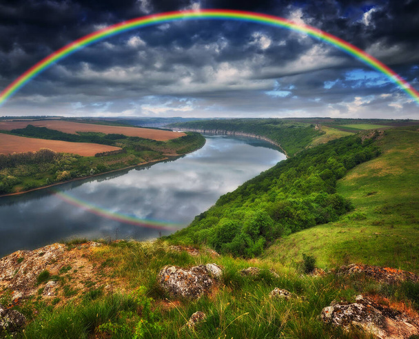 värikäs sateenkaari joen yli kanjoni - Valokuva, kuva