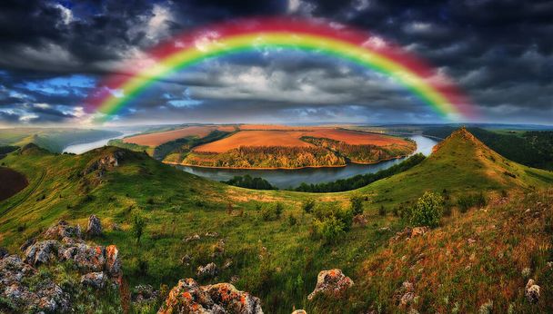 bunter Regenbogen über der Schlucht des Flusses - Foto, Bild