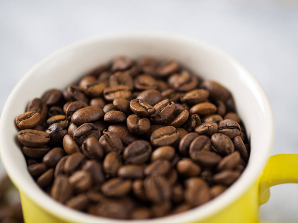 カップコーヒー豆のクローズアップ - 写真・画像