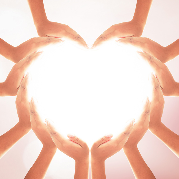 Concept de soins de santé : Les mains humaines en forme de cœur sur fond naturel flou - Photo, image