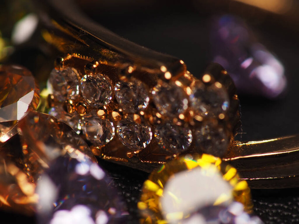 Zbliżenie Shoot złotego pierścienia z pięknymi błyszczącymi diamentowymi koralikami - Zdjęcie, obraz
