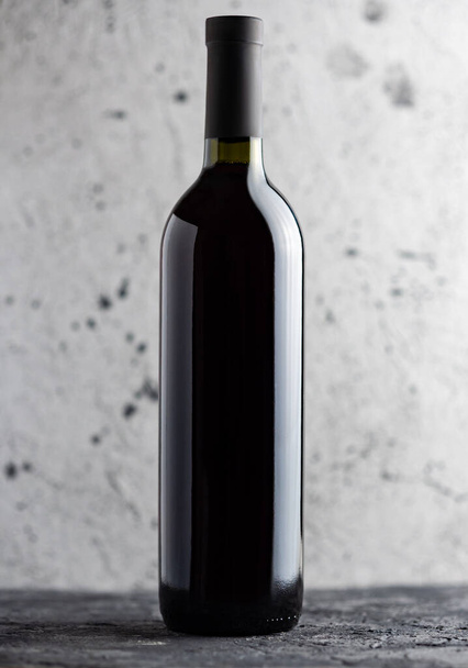 Botella de vino sobre fondo de hormigón gris - Foto, imagen