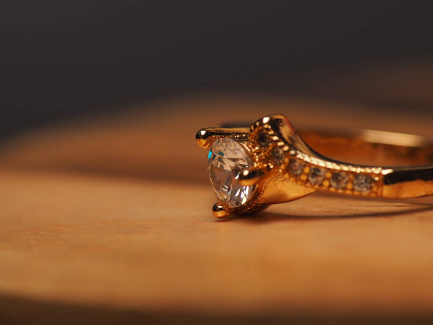 Nahaufnahme Shooting von Goldring mit wunderschönen funkelnden Diamantperlen - Foto, Bild