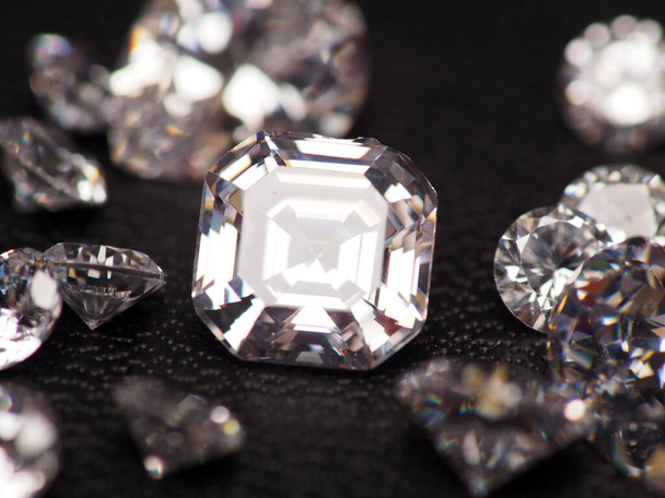 Detailní záběr skupiny jiskřivých diamantů, střílet na černou kůži jako pozadí - Fotografie, Obrázek