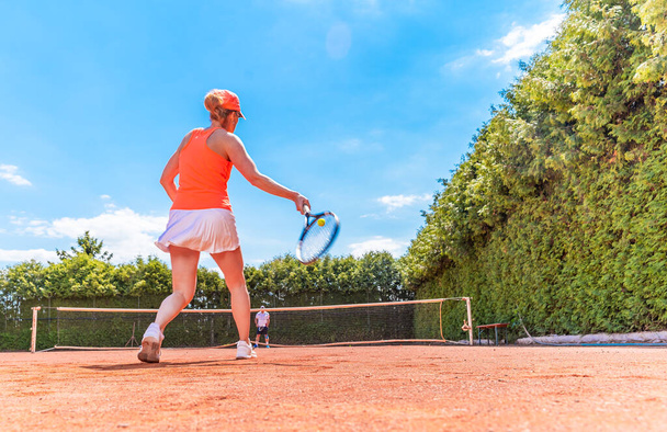 jogo de tênis em uma quadra ao ar livre de argila - Foto, Imagem