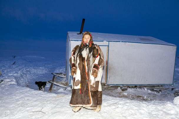 Jovem, nas roupas nacionais de inverno dos habitantes do norte da tundra, o círculo ártico - Foto, Imagem