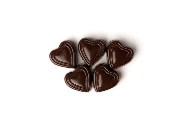 Dulces de chocolate en forma de corazón aislados sobre fondo blanco. - Foto, imagen