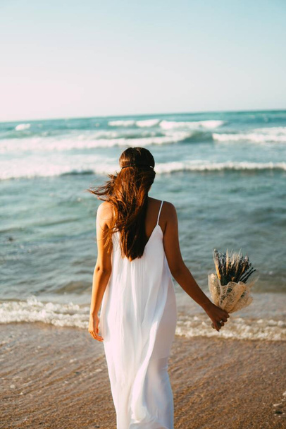 mujer de playa flor de boda azul - Foto, imagen