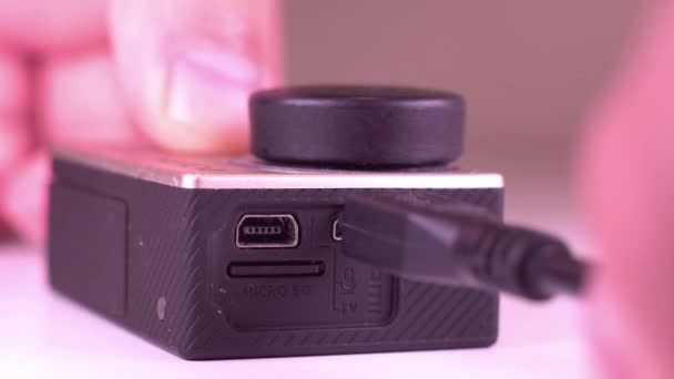 Inserimento ed estrazione del cavo micro HDMI dalla vecchia action camera - Filmati, video