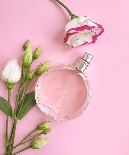 flor de perfume botella sobre un fondo de color - Foto, imagen
