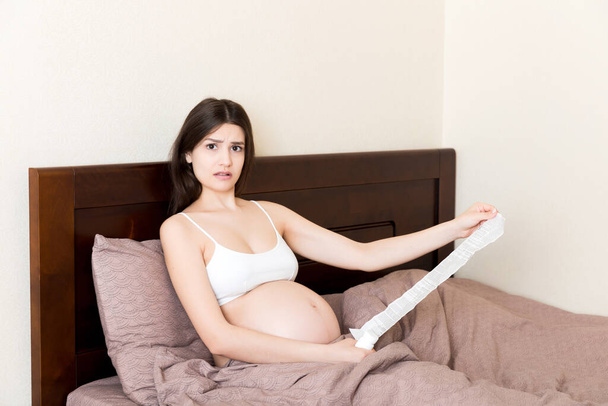 Schwangere Dame Leseanleitung für verschriebene Pillen, Gesundheitskonzept, Medizin während der Schwangerschaft. - Foto, Bild