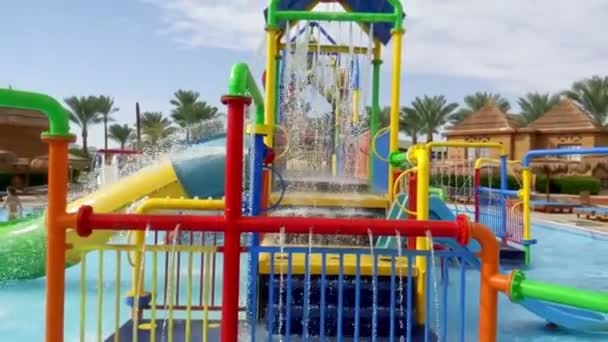 Wasserrutschen im Kinderbereich des Aquaparks - Filmmaterial, Video