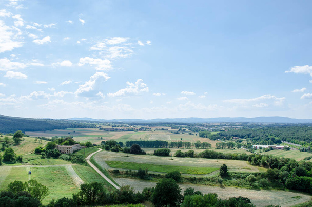 Итальянский пейзаж в регионе Тосканы в Италии с полями и холмами - Фото, изображение