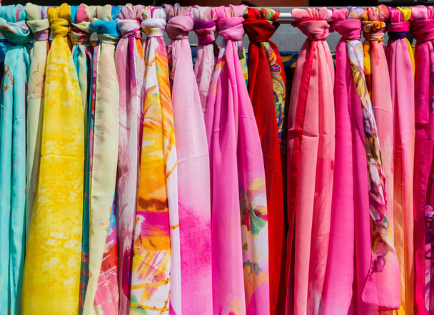 Pañuelos de seda de colores colgando en el mercado para la venta en las tiendas de regalos de New Yuanming Palace, Zhuhai, China - Foto, imagen