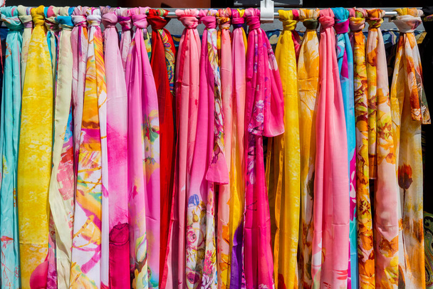 Kolorowe jedwabne szaliki wiszące na rynku w sklepach z pamiątkami New Yuanming Palace, Zhuhai, Chiny - Zdjęcie, obraz