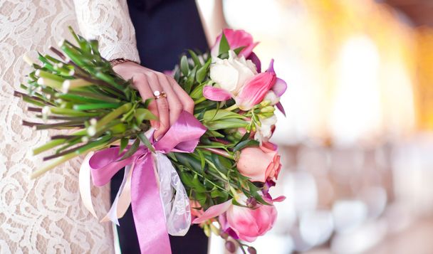 Beautiful bouquet in a female hand - Foto, afbeelding