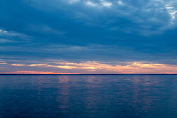 вечірнє небо з грозовими хмарами і заходом сонця
 - Фото, зображення