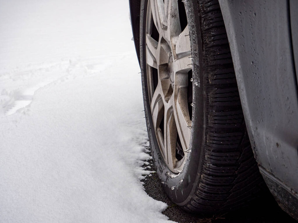 Auto met winterbanden en sneeuw - Foto, afbeelding