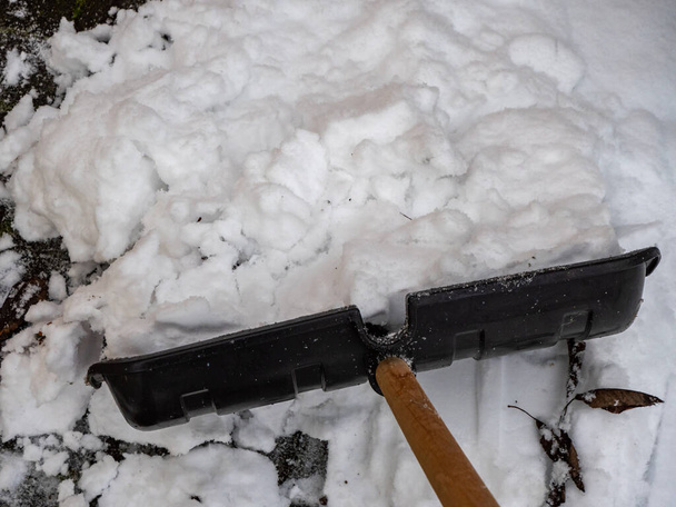 Sneeuwschuiver met sneeuw in de winter - Foto, afbeelding