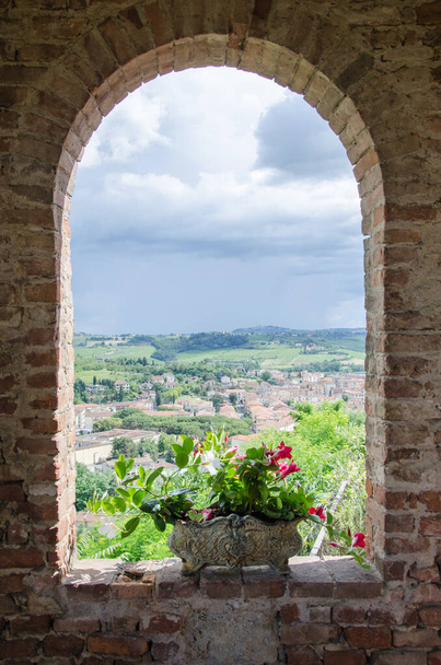 Widok ze starego okna. Toskania, Włochy, Certaldo - Zdjęcie, obraz
