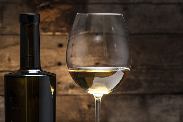 μπουκάλι κρασί και γυαλί - Φωτογραφία, εικόνα