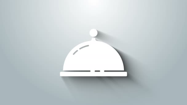 Λευκό Καλυμμένο με ένα δίσκο με εικόνες τροφίμων που απομονώνονται σε γκρι φόντο. Δίσκος και καπάκι. Ρούχα εστιατορίου με καπάκι. Το σύμβολο της κουζίνας. 4K Γραφική κίνηση κίνησης βίντεο - Πλάνα, βίντεο