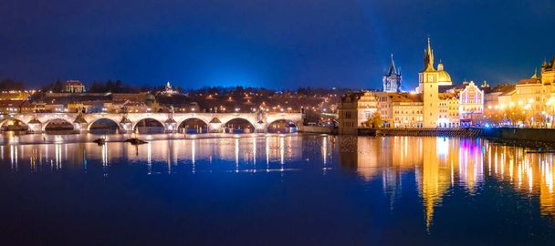 Чарльз Брідж і Карлові Лазне вночі в Празі (Чехія).. - Фото, зображення