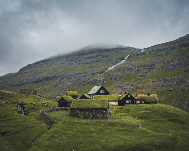 Waterfalls in the village of Saksun on the Faroe islands. No people around, traditional stone houses. - Φωτογραφία, εικόνα