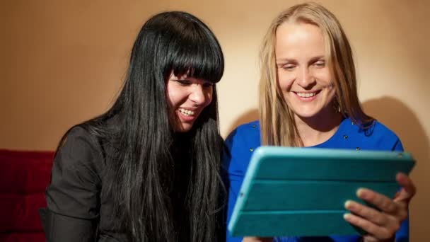 dvě mladé ženy čtení tablet pc - Záběry, video